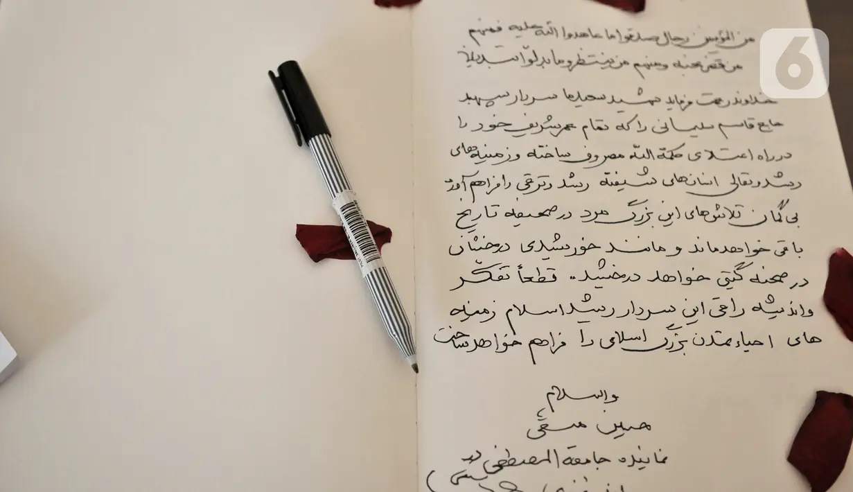 Memo belasungkawa untuk Panglima Garda Revolusi Iran Jenderal Qasem Soleimani terlihat di Kedubes Iran, Jakarta, Selasa (7/1/2020). Kedubes Iran membuka kunjungan bagi warga Indonesia untuk mengucapkan belasungkawa atas kepergian Jenderal Qassim Sulaimani. (merdeka.com/Iqbal S. Nugroho)