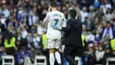 Striker Real Madrid, Cristiano Ronaldo, keluar lapangan saat mengalami pendarahan di bagian pelipis pada laga La Liga di Stadion Santiago Bernabeu, Minggu (21/1/2018). Real Madrid menang 7-1 atas Deportivo La Coruna. (AFP/Oscar Del Pozo)