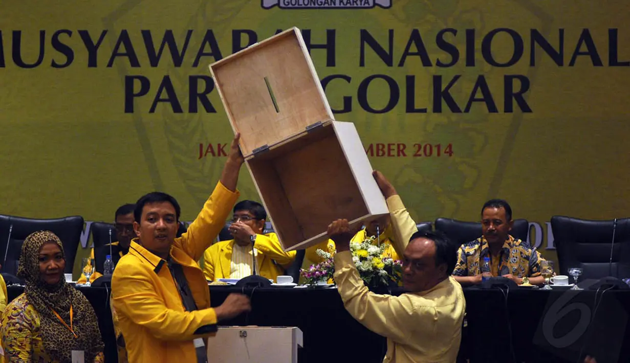 Panitia memperlihatkan kotak suara kosong saat pemilihan Ketua Umum Partai Golkar pada Musyawarah Nasional IX di Ancol, Jakarta, Senin (8/12/2014). (Liputan6.com/Miftahul Hayat)