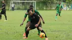 Sriwijaya FC melakukan laga uji coba melawan Mali FC di Lapangan Soetasoma Halim Perdanakusuma, Jakarta (8/1/2015). (Liputan6.com/Helmi Fithriansyah)
