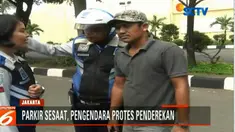 Dalam operasi parkir liar tersebut, sejumlah mobil yang parkir di sembarang tempat langsung diderek petugas.