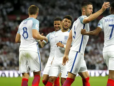 Para pemain Inggris merayakan gol Eric Dier (kiri) saat melawan Slovakia pada laga grup F kualifikasi Piala Dunia 2018 di Wembley stadium, London, (4/9/2017). Inggris menang 2-1. (AP/Frank Augstein)