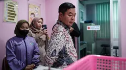 Pj Gubernur DKI Jakarta Teguh Setyabudi memastikan 44 Puskesmas tingkat Kecamatan siap melayani program Pemeriksaan Kesehatan Gratis (CKG) bagi warga yang berulang tahun. (YASUYOSHI CHIBA/AFP)