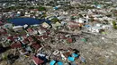 Pandangan udara menunjukkan kehancuran yang diakibatkan gempa dan tsunami di Palu, Sulawesi Tengah, Senin (1/10). Tsunami yang menerjang Palu dan Donggala berkecepatan 200-400 Km/jam. (JEWEL SAMAD/AFP)