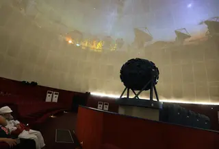 Sebelumnya, Planetarium tidak berfungsi sejak 2012. Tampak dalam foto, pengunjung menikmati wahana Planetarium di Taman Ismail Marzuki, Jakarta, Kamis (25/12/2025). (Kapanlagi.com/Budy Santoso)