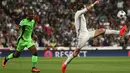 Gelandang Real Madrid, Gareth Bale berusaha mengontrol bola dari kejaran bek Sporting Lisbon, Marvin Zeegelaar  pada Liga Champions grup F di Stadion Santiago Bernabeu, Madrid, (15/9). Madrid menang atas Sporting dengan skor 2-1. (REUTERS/Susana Vera)