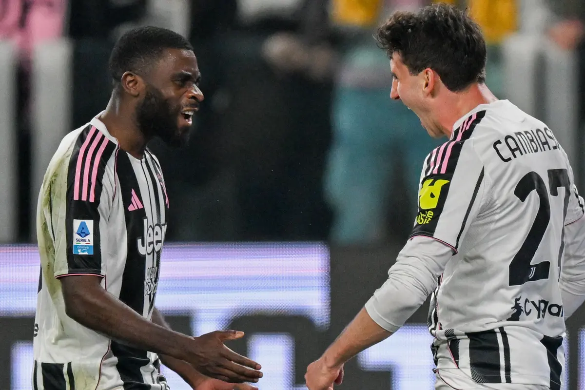 Pemain Juventus Andrea Cambiaso (kanan) merayakan gol