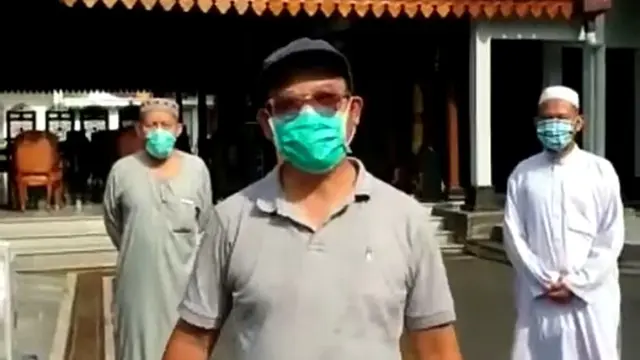 Bupati Banyumas, Achmad Husein bersama beberapa jamaah ijtima Gowa yang negatif rapid test mengimbau agar tidak menstigma para jamaah ijtima Gowa melalui video yang dirilis Minggu (19/4). (Foto: Liputan6.com/Istimewa/Rudal Afgani)