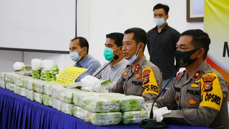 Jajaran Polres Indragiri Hilir bersama barang bukti 50 kilogram sabu yang disita dari seorang kurir.