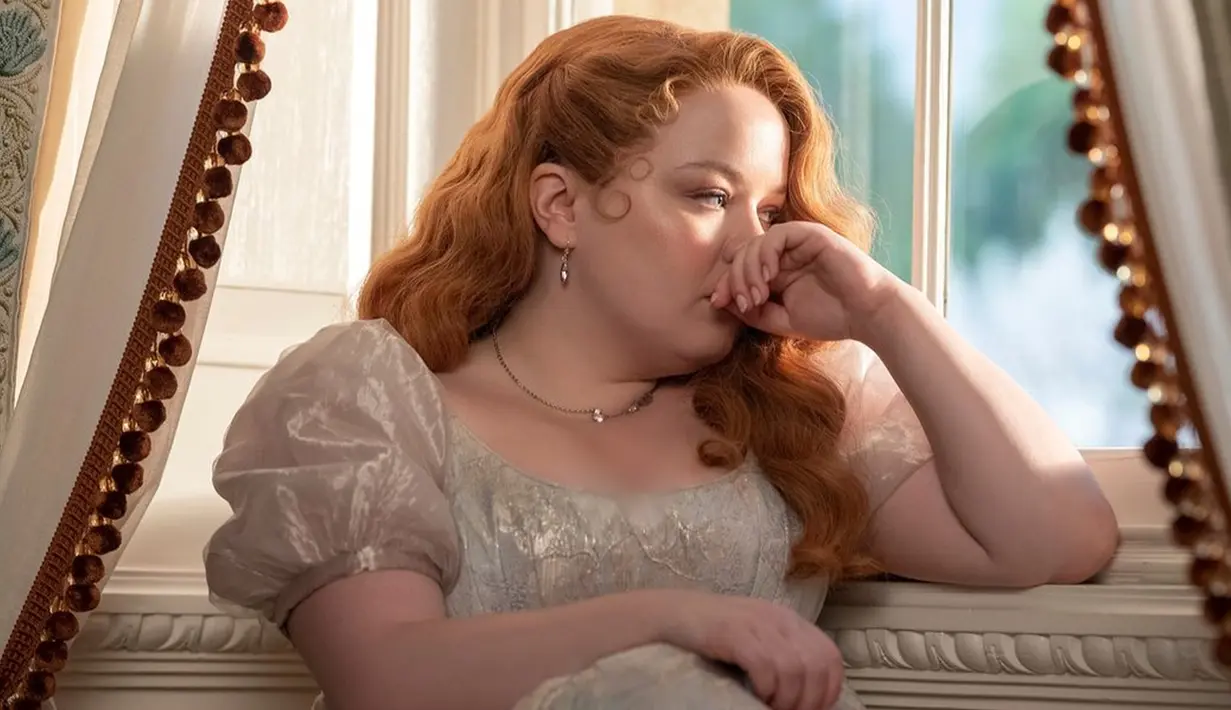 Nicola Coughlan kembali tampil sebagai Penelope Featherington dalam Bridgerton Season 3 dan Luke Newton sebagai Colin Bridgerton. Pasalnya, di akhir musim kedua, Penelope sempat patah hati saat mendengar pernyataan Colin dengan sahabatnya. (Liputan6.com/IG/@bridgertonnetflix)