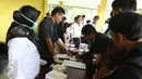 Sejumlah karyawan PPD mengisi data saat melakukan tes urine di Pool Bus Perum PPD di Tangerang Selatan, Senin (20/3). Sosialisasi dan test urine oleh digelar oleh Badan Narkotika Nasional (BNN) RI. (Liputan6.com/Helmi Afandi)