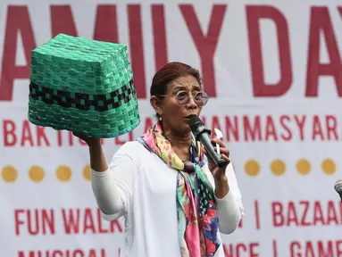 Menteri KKP Susi Pudjiastuti membawa keranjang plastik saat memberikan sambutan acara Family Day Artha Graha Peduli (AGP) di Pasar Akhir Pekan SCBD, Jakarta, Minggu (25/11). Susi mengimbau pengurangan penggunaan plastik. (Liputan6.com/Fery Pradolo)