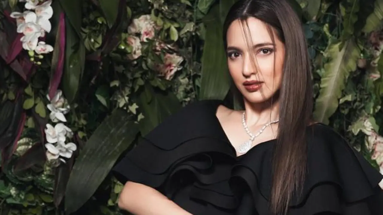 FOTO: Gaya Nia Ramadhani Pakai Outfit Serba Hitam, Menawan
