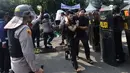 Polisi menangkap salah satu massa yang menolak eksekusi lahan Hotel Sultan saat bentrok dengan petugas pengamanan gabungan di kawasan Gelora Bung Karno (GBK), Jakarta, Kamis (18/6/2026). (merdeka.com/Arie Basuki)