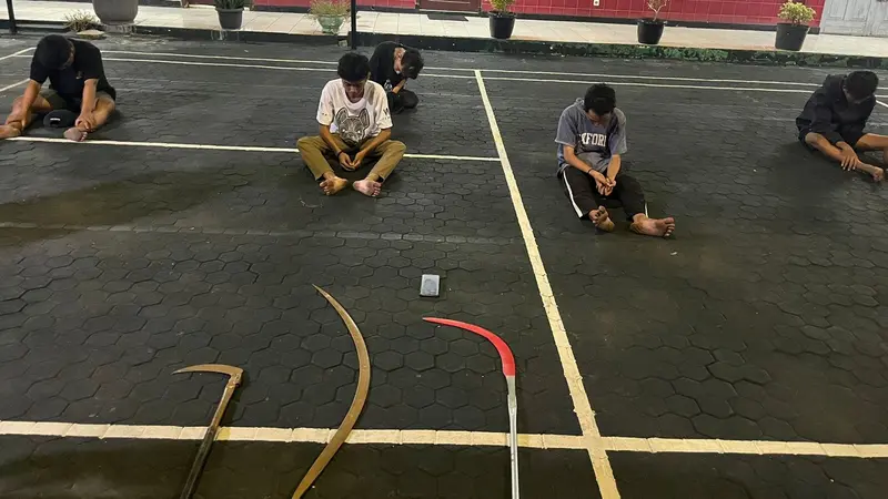 Lima remaja Surabaya diamankan polisi dengan senjata yang akan digunakan tawuran. (Istimewa)