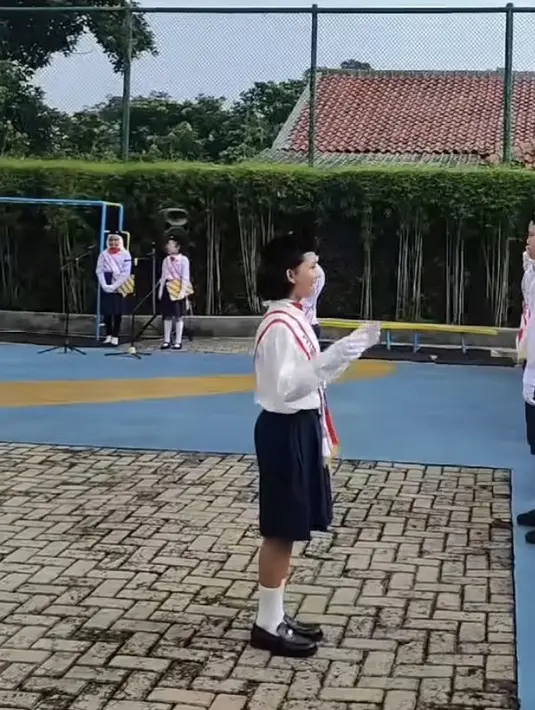 Bilqis pun lengkap mengenakan atribut sebagai petugas upacara dari, sash putih list merah dengan tulisan petugas upacara, gloves putih, dan syal merah yang dikenakan di masukan ke dalam kemeja. [@ayutingting92]