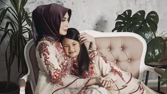 [Bintang] 8 Potret Saat Fenita Arie Mengenakan Hijab