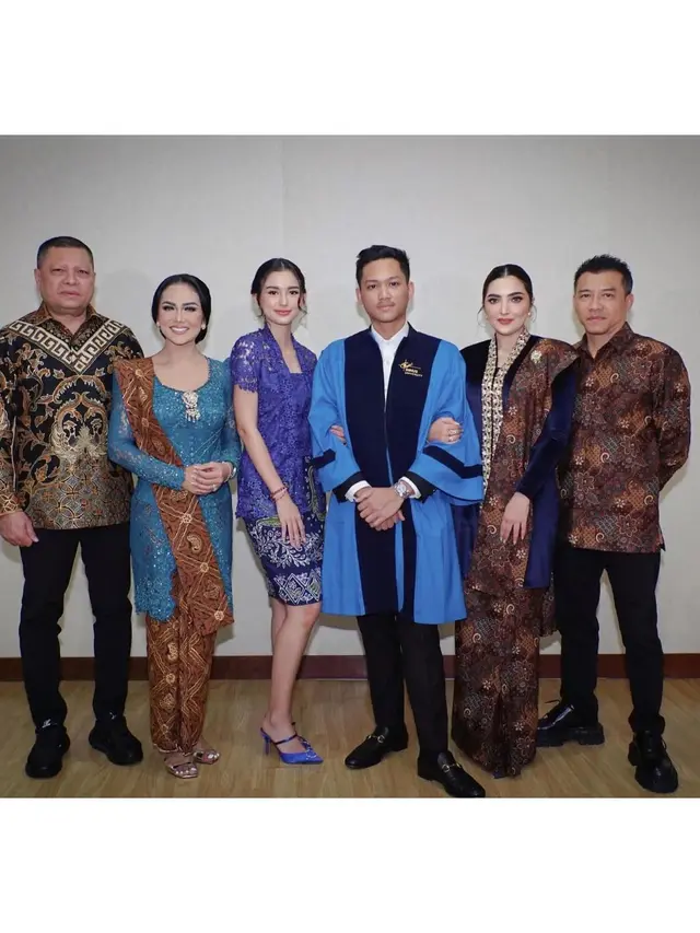 Temani dari Awal, Ini 6 Potret Sarah Menzel di Momen Wisuda Azriel Hermansyah