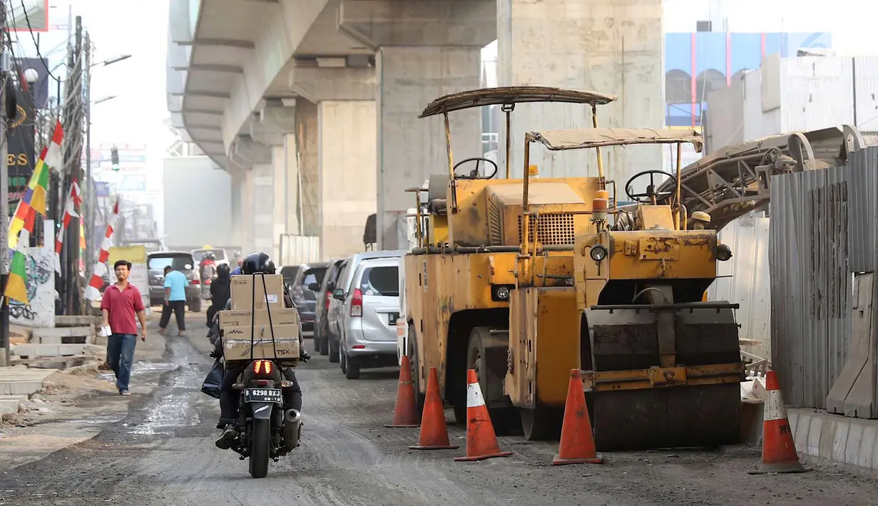 Kendaraan melintasi Jalan Panglima Polim Raya yang mengalami penyempitan di Jakarta, Rabu (8/8). Penyempitan jalan terjadi karena adanya proyek MRT dan perbaikan jalan. (Liputan6.com/Immanuel Antonius)