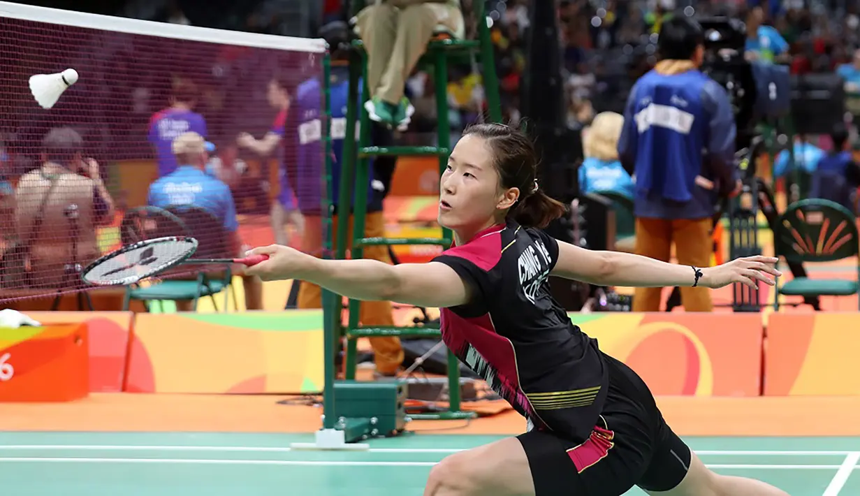 7. Chang Ye-Na - Ganda putri yang cukup senior yang dimiliki Korea Selatan. Saat bersama Lee Soo He, pemain kidal tersebut menjadi pemain belakang yang sering melancarkan serangan dengan jump smash yang kuat. (BWF Badminton)