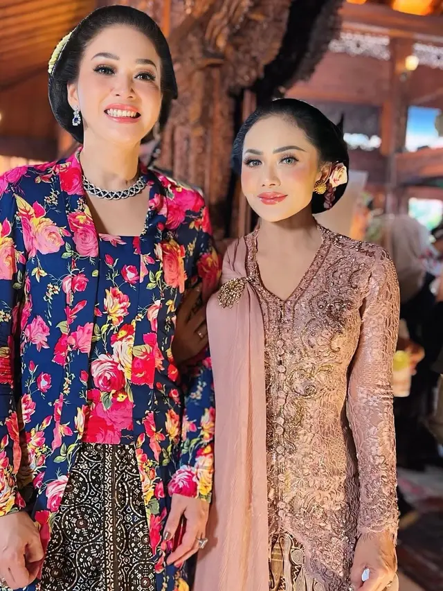 Maia Estianty Tampil Elegan di Pernikahan Al Ghazali.