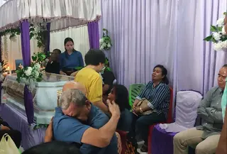 Ayah dokter Icha saat menerima ucapan duka dari keluarga di rumah duka di Baumata, Kupang, NTT (Liputan6.com/Ola Keda)