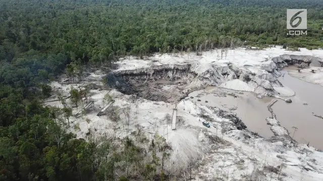Lubang-lubang menganga bekas tambang terlihat jelas, ketika kami menyelisik lokasi tambang emas ilegal di Desa Pematang Gadung, Ketapang, Kalimantan Barat.  Ada sekitar 1.500 pekerja tambang dan 3.000 hektare luasan lahan bakas hutan yang telah dibuk...