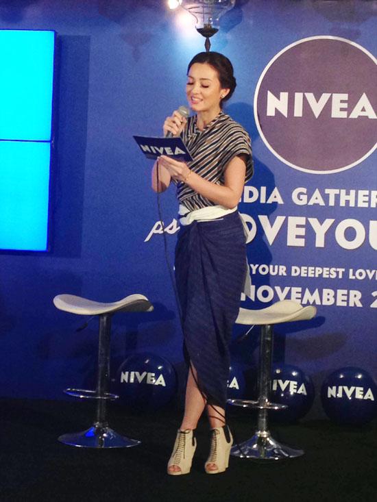 Julie membacakan puisi untuk mama/ copyright by Vemale.com