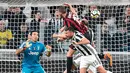 Pemain AC Milan, Leonardo Bonucci mencetak gol pertama untuk timnya saat melawan Juventus dalam pertandingan Serie A Italia di Stadion Allianz di Turin (31/3). AC Milan harus menelan kekalahan 3-1 atas Juventus. (Alessandro Di Marco/ANSA via AP)
