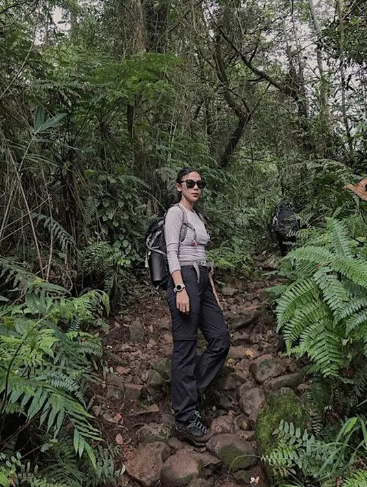 Gayanya saat mendaki pun tetap modis meski casual dan simpel. Seperti saat ia memakai outfit kaus lengan panjang serta kacamata hitam. (Liputan6.com/IG/@adindathomas)