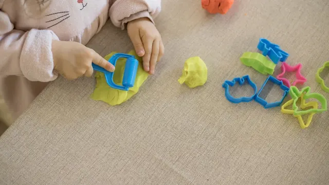 Ilustrasi anak sedang bermain play doh