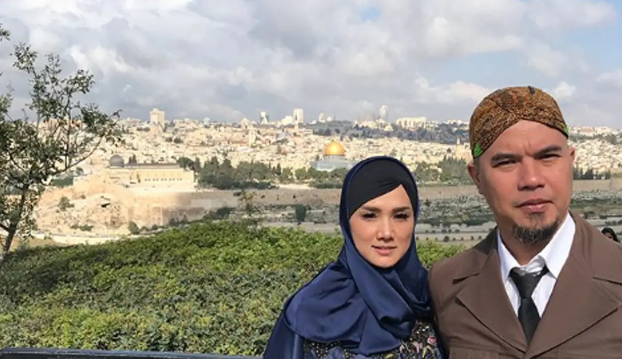 Penyanyi Mulan Jameela dan Ahmad Dhani foto bersama dengan latar Masjid Al Aqsa dari Bukit Zaitun, Yerusalem. Ahmad Dhani menyebut wisata religinya dengan sang istri sebagai bulan madu. (Instagram/@mulanjameela1)