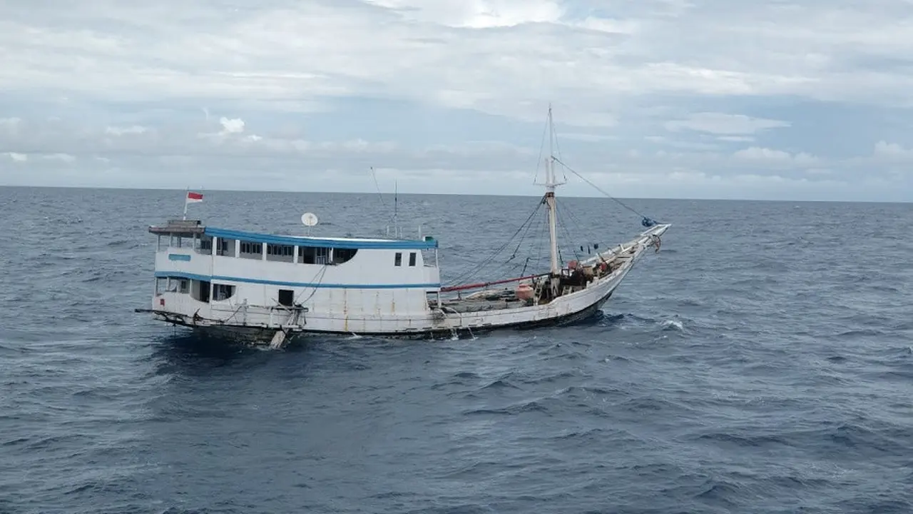 Kapal pengangkut kayu merbau diduga ilegal saat melintas di Perairan Selayar (Liputan6.com/ Eka Hakim)