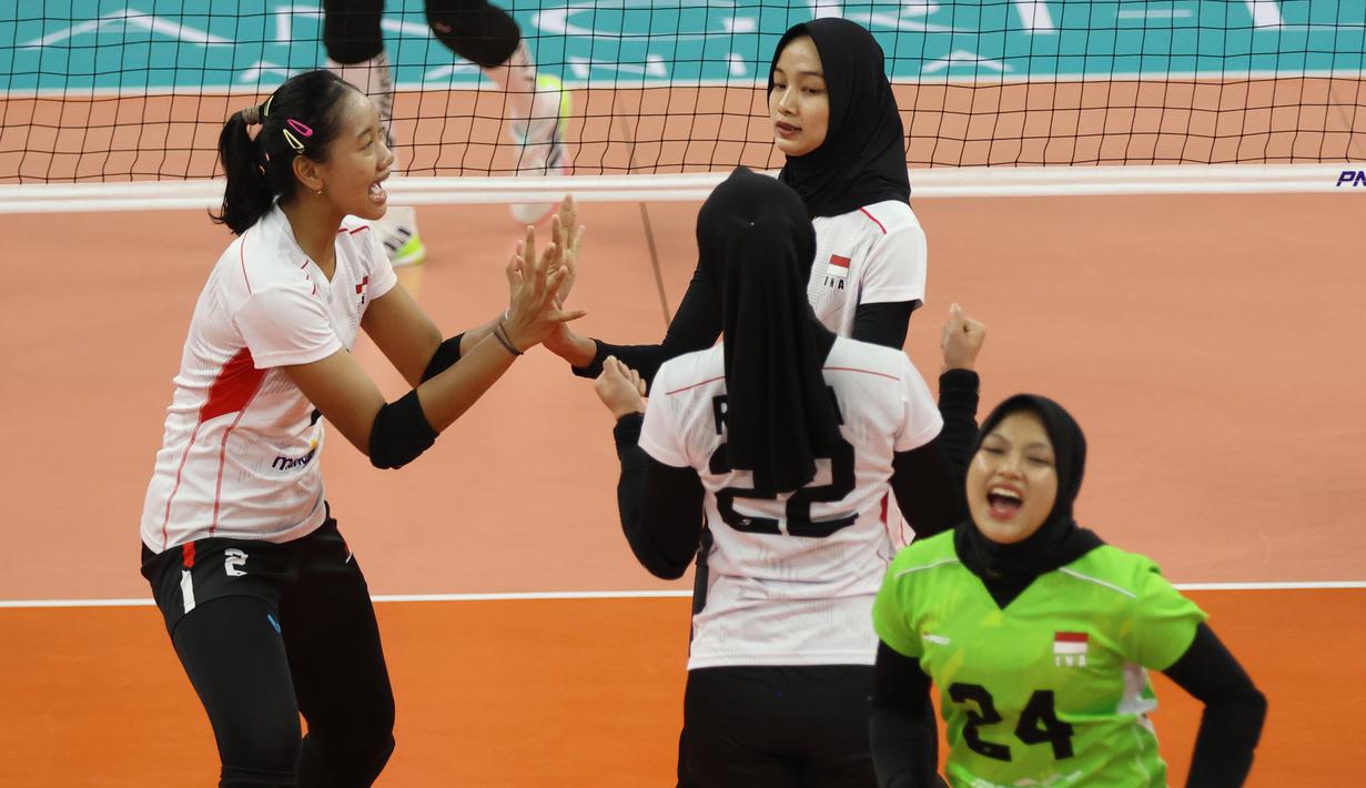 <p>Selebrasi pemain Timnas voli putri Indonesia, Maradanti Namira (kiri) dkk setelah mencetak angka saat menghadapi Kazakhstan pada laga Grup B AVC Challenge Cup 2024 di Rizal Memorial Coliseum, Manila, Filipina, Sabtu (25/5/2024). Indonesia kalah 0-3 (17-25, 13-25, 22-25). (Asian Volleyball Confederation)</p>