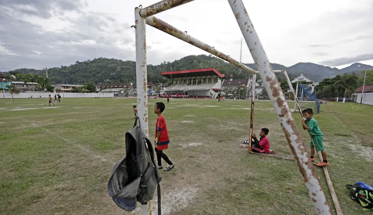 Anak-anak SSB PS TAL Sawahlunto tengah serius berlatih di Stadion Tanah Lapang Ombilin, Sawahlunto, (8/11/2016). (Bola.com/Nicklas Hanoatubun)
