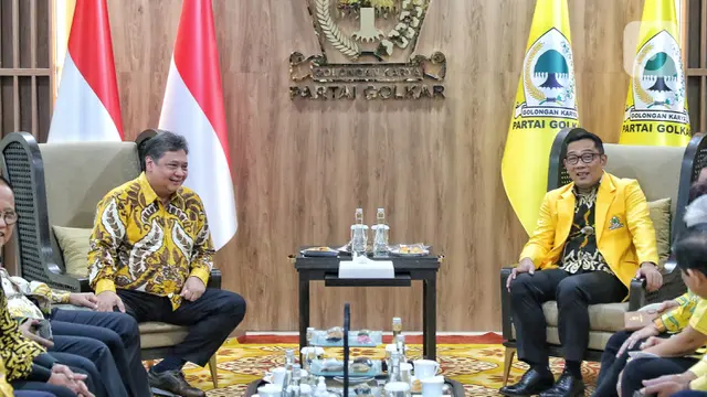 Dipakaikan Jas Kuning, Ridwan Kamil Resmi Gabung ke Golkar
