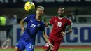 Gelandang Timnas Indonesia, Zulham Zamrun (kanan) berebut bola dengan pemain Thailand, Pokklaw A-Nan saat final pertama Piala AFF 2016 di Stadion Pakansari, Bogor, Rabu (14/12). Indonesia unggul 2-1 atas Thailand. (Liputan6.com/Helmi Fithriansyah)