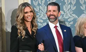 Donald Trump Jr. dan Bettina Anderson. (SAUL LOEB / AFP).