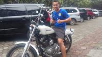 Imam Arif Fadillah, kiper baru Persib Bandung berpose di atas motor gede miliknya. (Bola.com/Erwin Snaz)