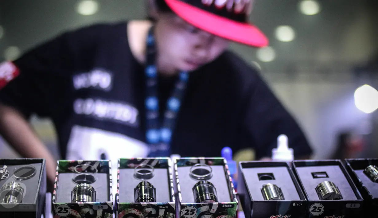 Pameran Vape Fair 2016 diikuti oleh sejumlah brand Vape ternama baik nasional dan internasional di Ecovention Hall Ancol, Jakarta, Minggu (27/11). (Liputan6.com/Faizal Fanani)