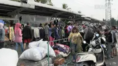 Terdesak oleh kebutuhan hidup, ratusan pedagang korban kebakaran Pasar Senen memilih berjualan di pinggir jalan dan trotoar. Akibatnya lalu lintas di kawasan Senen tersendat