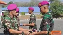 Citizen6, Surabaya: Danpusdikif Kodikmar Kobangdikal, Letkol Marinir Bambang Sukarno, menutup Diklaba TNI AL Angkatan IV di lapangan apel Pusdik Infanteri Kodikmar Gunungsari, Surabaya, Jumat (7/9). (Pengirim: Penkobangdikal).