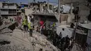 Reruntuhan bangunan berhias ucapan serta pesan Selamat Datang Ramadan yang menjadi simbol ketahanan warga Palestina di Gaza. Tampak dalam foto, warga Palestina menggantungkan hiasan Ramadan di samping reruntuhan rumah yang hancur di Khan Younis, Jalur Gaza selatan, Minggu 15 Februari 2026. (AP Photo/Abdel Kareem Hana)