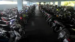 Sejumlah motor diparkir di gedung parkir Taman Menteng, Jakarta, Senin (30/3/2015). Rencananya gedung parkir empat lantai tersebut akan dialihfungsikan sebagai lokasi wisata kuliner. (Liputan6.com/Johan Tallo)