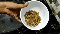 Tanpa Tepung, Ini Cara Goreng Ikan Teri Agar Renyah Tahan Lama (YouTube/Elfrida Monica Sipayung)