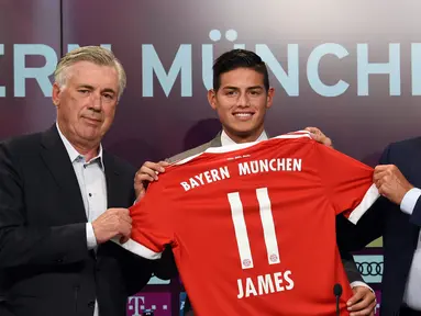 Gelandang baru Bayern Munchen, James Rodriguez foto bersama dengan direktur Karl-Heinz Rummenigge dan pelatih Bayern Munchen Carlo Ancelotti saat konferensi pers di Munchen, (12/7). (AFP Photo/Christof Stache)