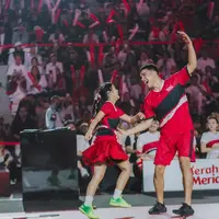 Fuji An dan kakaknya, Fadly Faisal ikut memeriahkan acara bulu tangkis Merah Meriah di Istora Senayan, Jakarta, Minggu (14/1/2024). Kakak adik itu tergabung dalam tim yang sama yaitu merah. [Instagram/fuji_an]