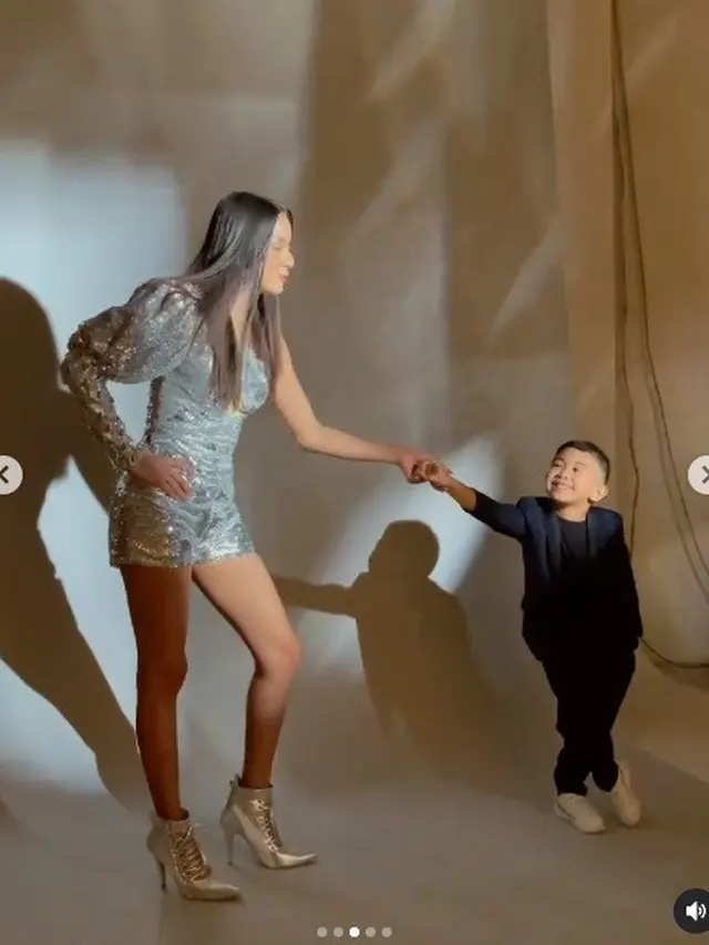 7 Gaya Pemotretan Kirana Larasati dan Sang Anak, Tampil Kompak Pakai Baju Couple