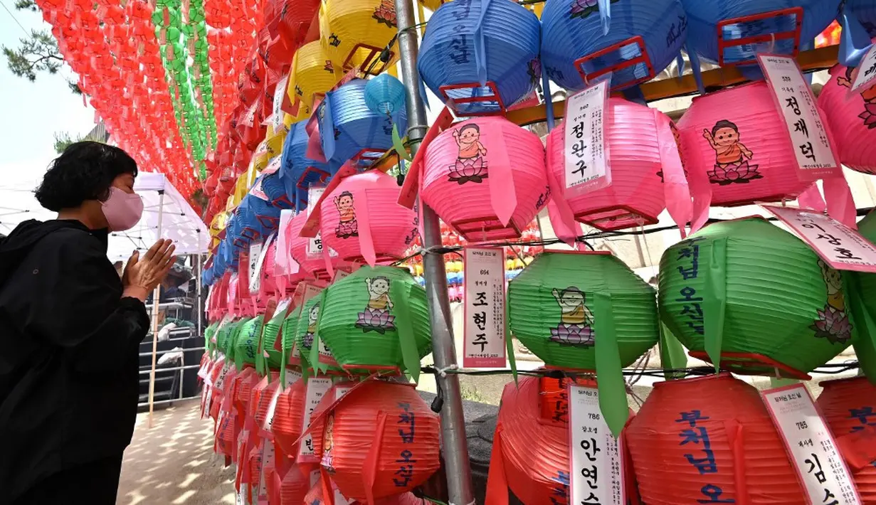 <p>Seorang wanita memanjatkan doa di depan lentera teratai yang dipasang di Kuil Jogyesa jelang perayaan ulang tahun Buddha. (Jung Yeon-je/AFP)</p>
