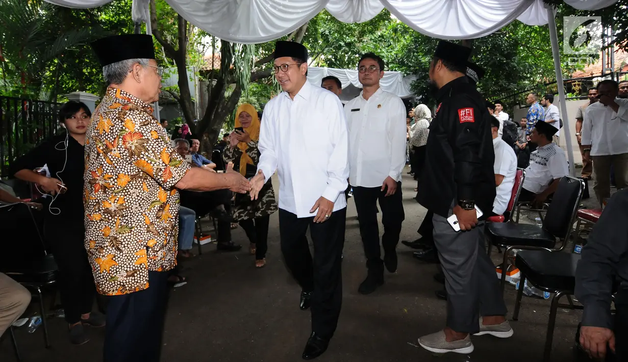 Menteri Agama, Lukman Hakim Saifuddin saat melayat alm AM Fatwa di rumah duka di kawasan Pejaten, Jakarta, Kamis (14/12). AM Fatwa wafat pada usia 78 tahun di Jakarta. (Liputan6.com/Helmi Fithriansyah)